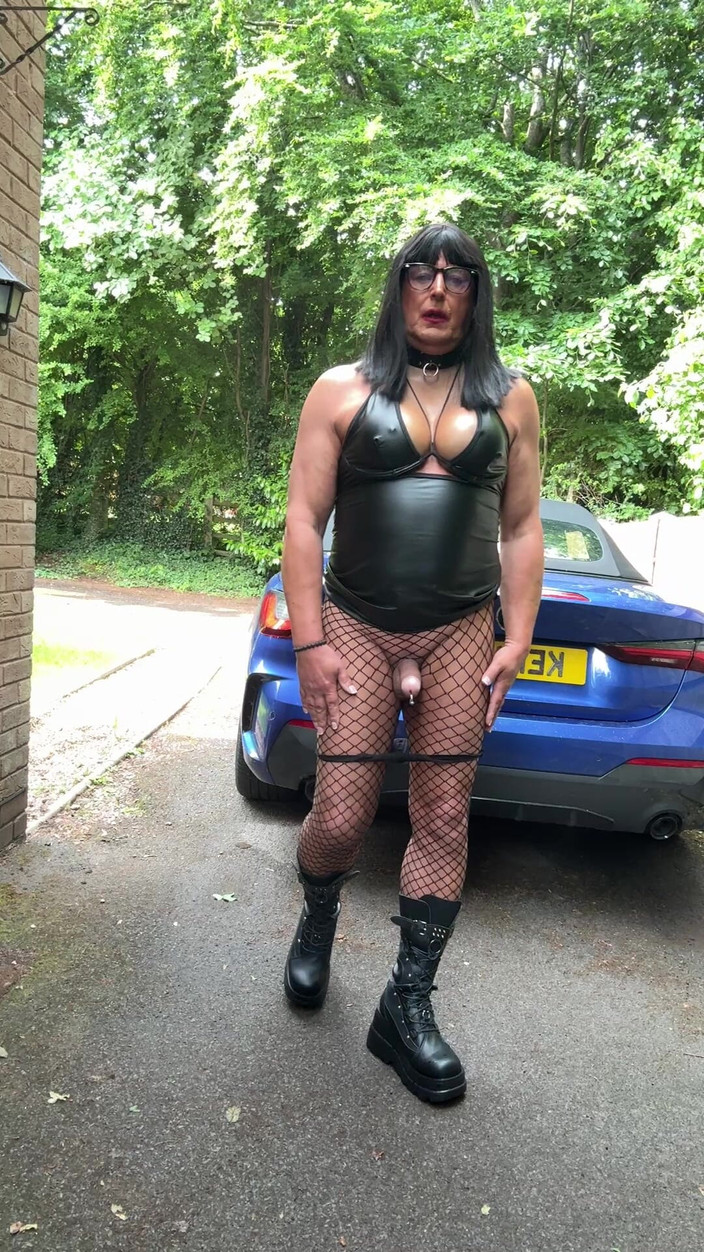 Kellycd2022: 흑인 Pvc 망사 팬티 스타킹과 부츠를 입은 섹시한 크로스드레서 Kellycd2022 Emo 스타일