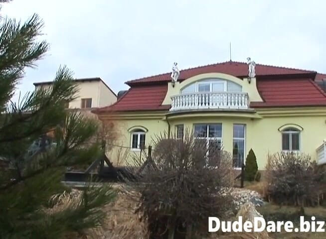 DudeDare: Неслухняна блондинка скаче на жорсткому члені на офісному кріслі