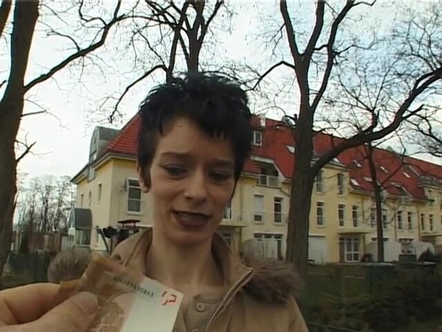 German Classic Porn videos: Susi 45, une MILF joue seule à la maison vintage