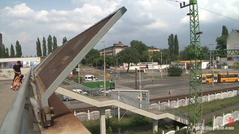 Public Disgrace by Kink: 世界的に有名なドミナトリックスがひざまずき、ヨーロッパの街を裸で這い回る