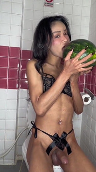 Vattenmelon Får En Ladyboy Dicking Av Alice Stor Kuk
