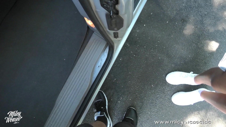 Miley Weasel: Blonďatá kočička šuká venku do zadku!