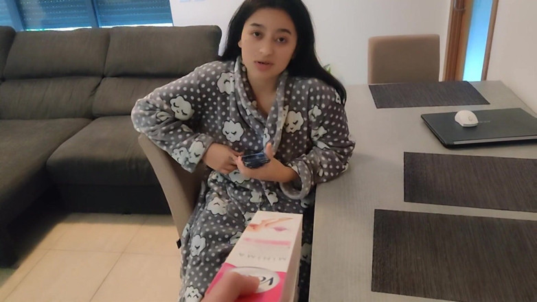 Miss Squirting: Să-i cer mamei vitrege să-mi depileze picioarele se termină cu...