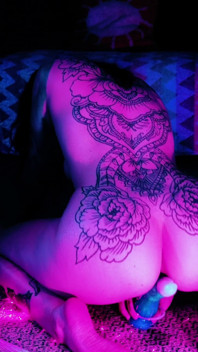 Neon Raver วางไข่ในยูวีแล้วผลักให้หมดและฉี่: Ovipositor และยั่วยวนการเล่นไข่
