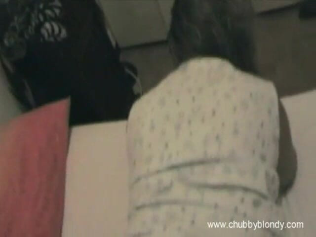 Chubby Blondy: 主婦と彼女の大きなお尻が後ろから犯される