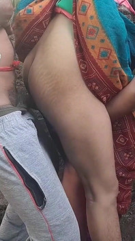 विशाल गांड वाली भारतीय भाभी साड़ी चोली उतारती है और देवर के साथ चुदाई करती है