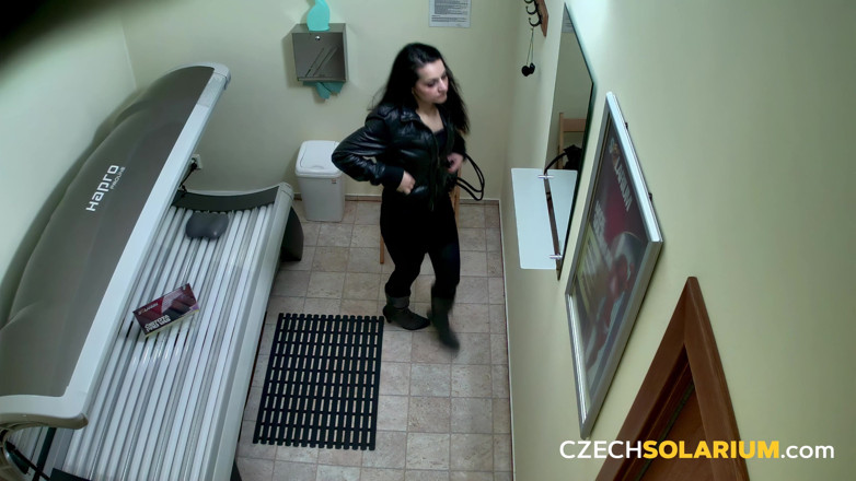 Czech Solarium: Czech Solarium 175 Brunette Babe Can’t Stop Showing off in Solarium