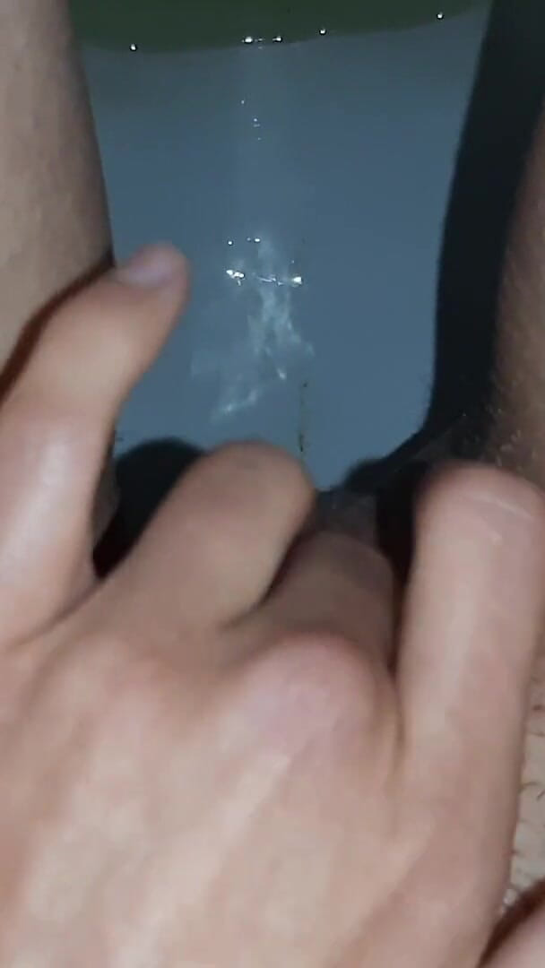 In a Public Toilet, I Jerk off and Pee at the Same Time (Lesbian-illusion) In a Public Toilet, I Jerk off and Pee at the Same Time (Lesbian-illusion)