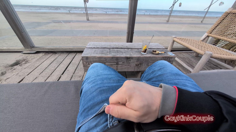 GayKinkCouple: Punheta arriscada na praia