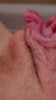 Sundám Si Klitoris Kapuci a UKážu Vám Ji Zblízka