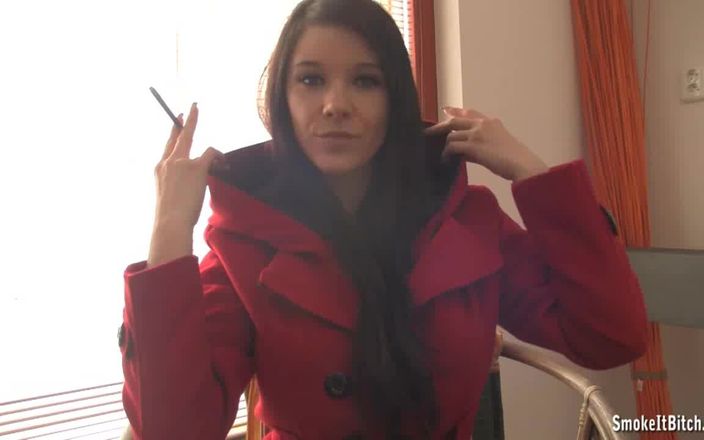 Smoke it bitch: Rode dame sexy roker