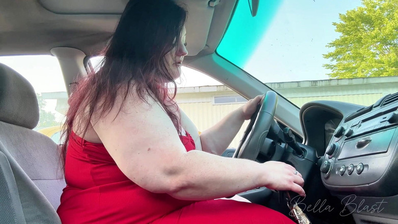 BellaBlast: UNE BBW contre une voiture têtue déterminée et se branle-t-elle...