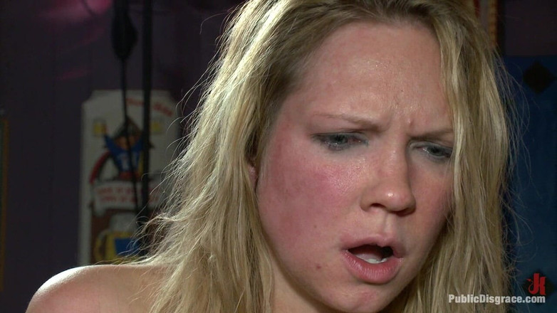 Public Disgrace by Kink: Rain Degrey komt klaar als een demon in een overvolle...