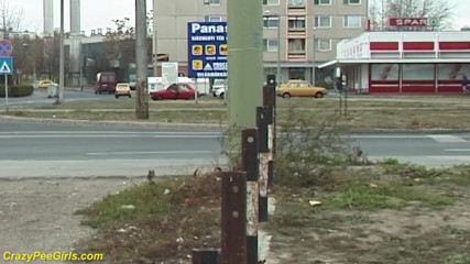 Crazy pee girls: Bláznivá dívka čůrá venku