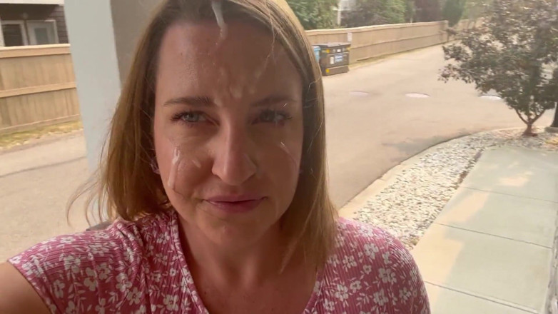 Avril Showers: Ama de casa en vestido de sol cum caminando después...