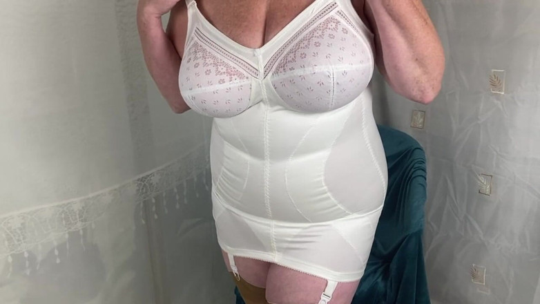 Aunty Sandra vintage girdle queen: Teta Sandra se pro tebe svléká