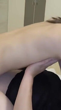 Große, schlanke, langbeinige schönheit, schüchtern mit beschränkter erfahrung, teilt ihren ersten rohen creampie-moment