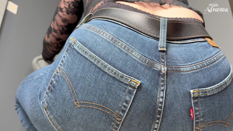 Miss Adrastea: Komm hart unter meinen arsch in jeans! Jeans-fetisch mit facesitting...