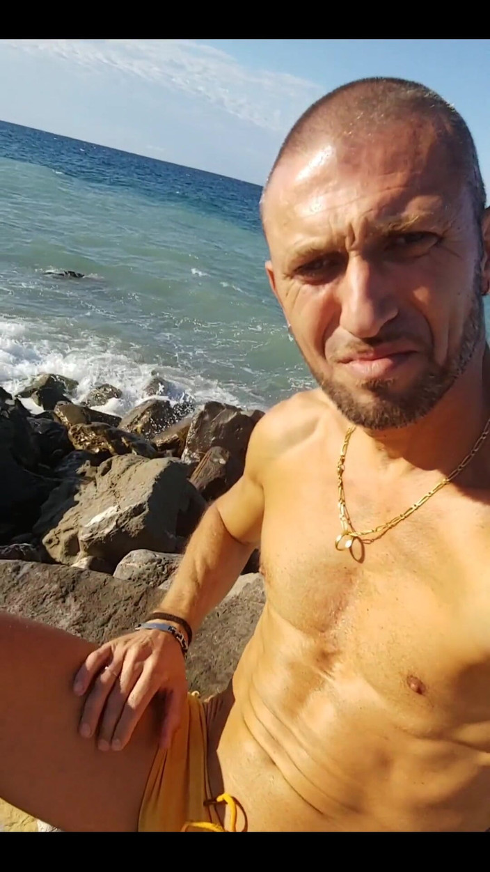 Boy jerking off: 在海滩上