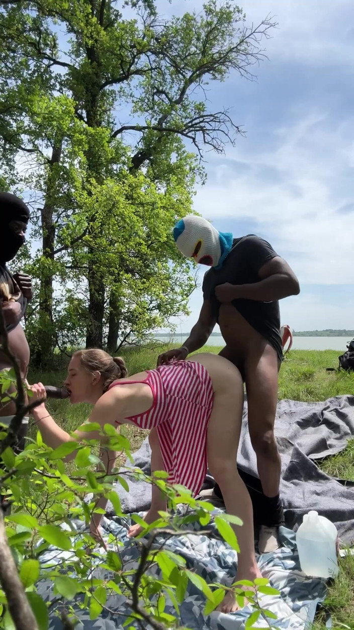 Jackrackemxxx: Dans les coulisses - MILF et 2 grosses bites noires, double pique-nique...