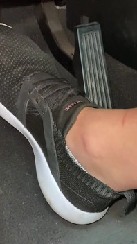 Pedał pompowania w butach tenisowych przez Ivys Feet