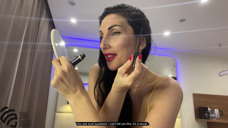 LizaVirgin: メイクをしたり、配信でチャンネル登録者と話したりします