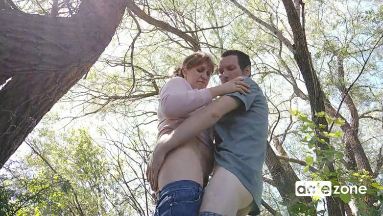 Datezone: cepat dengan amatur matang di bawah pokok