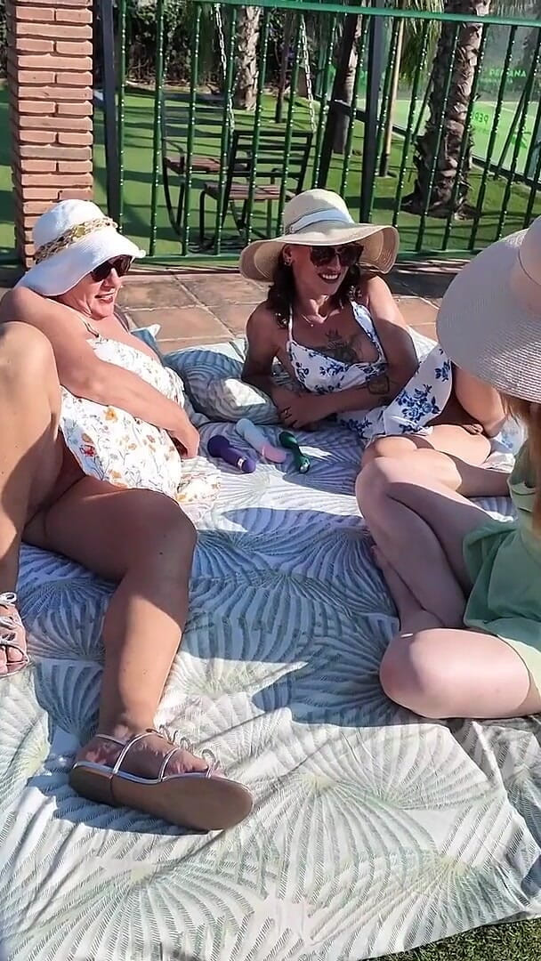 Lily kink: Blankziehen Führt Zu Lesbischem Sexspielzeug Am Pool
