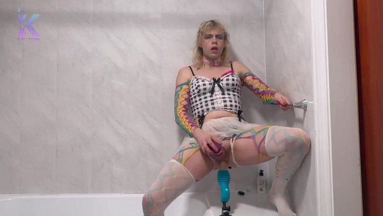 Kali TGirl: KalitGirl использует машину для траха