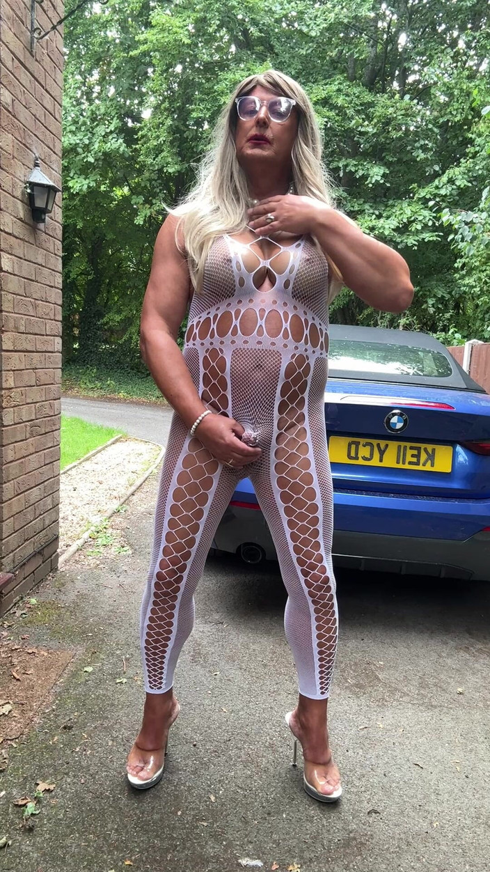 Kellycd2022: 穿着白色渔网紧身连衣裤和高跟鞋的性感 Crossdresser Kellycd2022