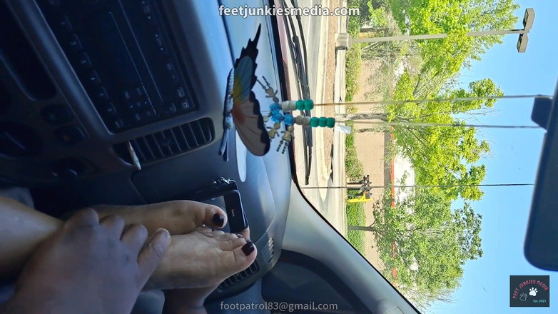 Foot Patrol: Mz Jersey are picioarele ei mature de negresă linse n...