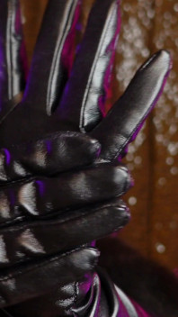 Lederhandschuhe und Pelzfetisch-ASMR-video von Arya Grander