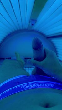 Jerking off in Sunbed