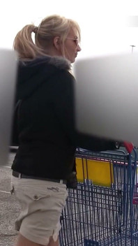 Krásná blondýnka Angelique si hraje se sexuální pomůckou