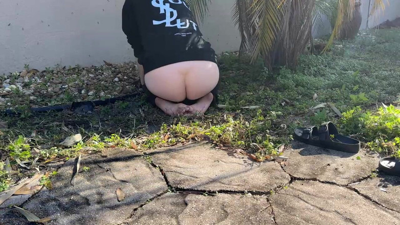 Riley Daniels: Jardinería anal al aire libre