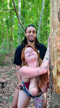 Un voyeur în pădure face sex cu două curve