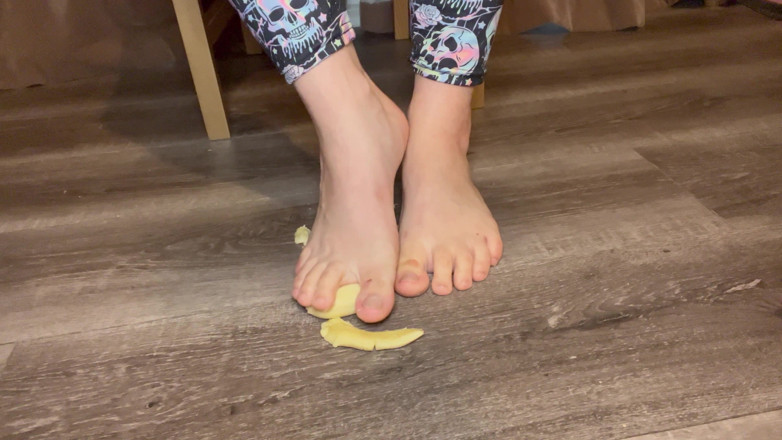 EeveeXo: 내 맨발 음식 페티쉬 쪼이는 아래에서 바나나를 찌푸리기