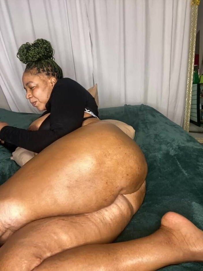 Big black clapping booties: Masturbare la Extrem de grozav, episodul 1004