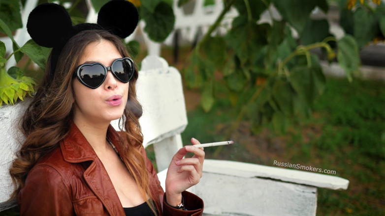 Russian Smokers: Angel Rusia sensual merokok dalam cahaya matahari