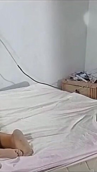 Encontré a mi hermanastra siendo follada por su novio en el dormitorio, no puedo esperar y me masturbo