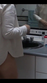 美しい58歳のラテン系の母親が義理の息子の前で見せびらかし、彼を興奮させて彼女と性交させる