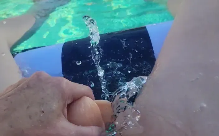 EliteLadyS: Smoking Naked MILF Using Dildo to Cream and Squirt in...