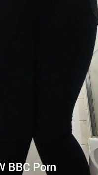 Hüpfend verzweifelt nach einem kleinen pisst in meine Hose und in der Toilette