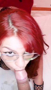 Une Rousse Coquine En Tenue Sexy Reçoit Un Jaculat Dans La Chatte