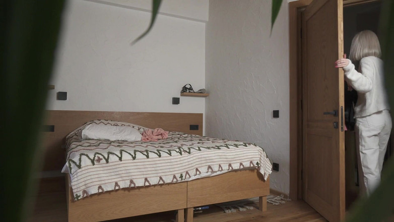 Milfs and Teens: Üvey babamın beni izlediğini biliyorum ama hoşuma gidiyor