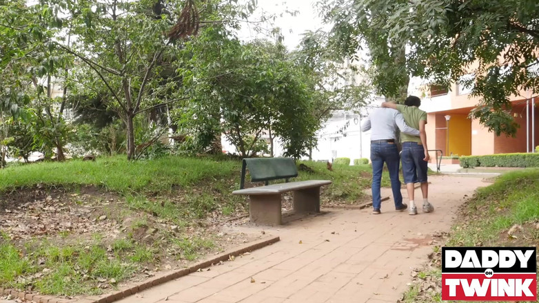 DaddyOnTwink: DaddyOnTwink возбужденный доктор Франклин D трахает без презерватива Дэнни Коллинз у твинка