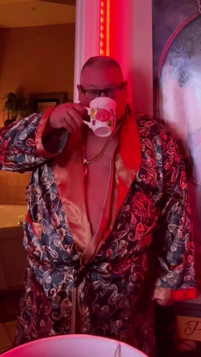 Hand-Free-Daddy-Chub: Nahý baculatý tančící medvěd zblízka orgasmus bez rukou