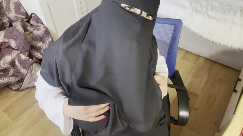 Lux Eva: Güzel gözlü Türk kadın külotlu çorapla mastürbasyon yapıyor