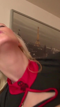 Härlig sexig blondin får en varm belastning från sin knullare