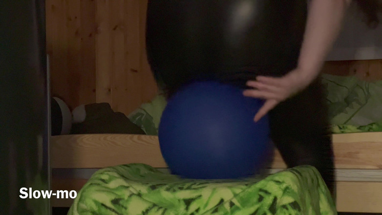 BeachBallsDuo: Tetona aplastó 18 bolas de playa agresivamente!